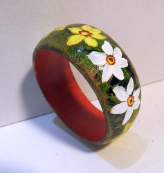 Brățară handmade din lemn „Narcise de primăvară”