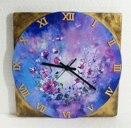 Ceas pictat cu flori de cireș