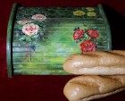 Cutie de paine pictata, Trandafiri (2)