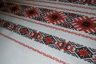 Față de masă imprimată motiv tradițional 160x160 cm cu roșu