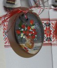 Mărțișor pictat manual pe ceramică – Buchet de lalele și frezii